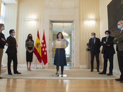 La presidenta de la Comunidad de Madrid, Isabel Díaz Ayuso, con varios de sus consejeros, el miércoles.