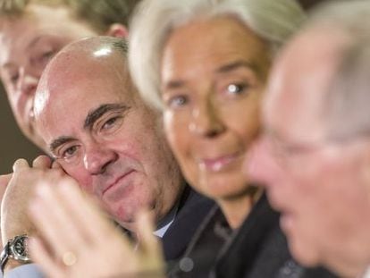 Guindos, junto a Lagarde y el ministro alem&aacute;n Sch&auml;uble. (ap)