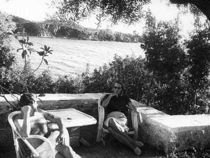 Patrick Leigh Fermor y su esposa Joan, en la terraza de su casa en Kardamyli.