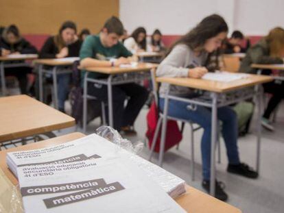 Alumnes de 4t d'ESO d'un institut de Barcelona durant les proves del 2019.