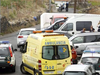 Guardia Civil y ambulancias, en la casa de La Orotava, al norte de Tenerife. En vídeo, declaraciones del alcalde de la localidad.