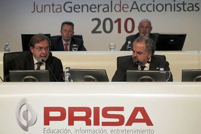 Juan Luis Cebrián (izquierda) e Ignacio Polanco, durante la última junta de accionistas de PRISA.