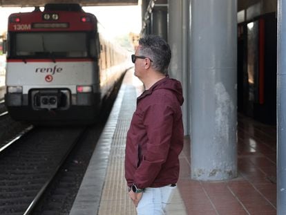 Raúl Hernández, maquinista de Renfe, en la estación de Coslada. Jaime Villanueva