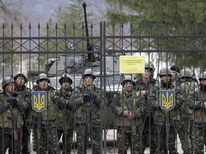 Militares ucranianos protegen la base de Perevalnoye.