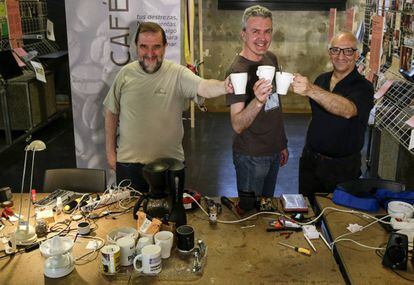 De izquierda a derecha, Javier Vázquez, encargado de la comunicación de Repair Café MediaLab-Prado (Madrid); José Ramón Martín, un reparador voluntario, y José Manuel Gutiérrez, otro reparador habitual de este proyecto, mientras comparten un café.