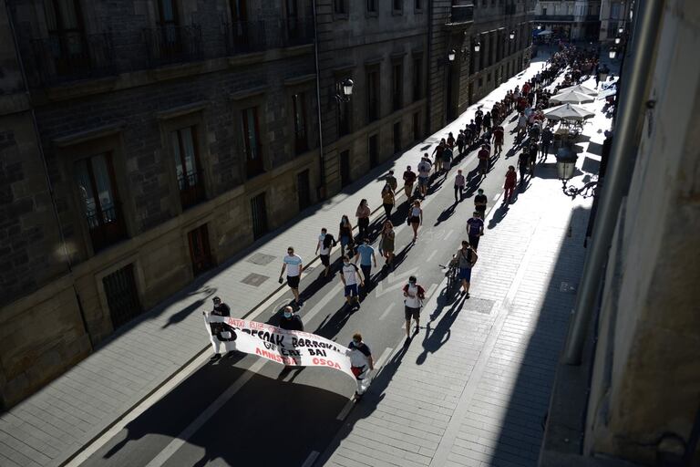 Manifestantes marchan por las calles de Vitoria este sábado en apoyo al preso etarra Patxi Ruiz.