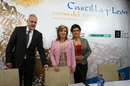 Raúl Padilla presidente de la Feria del libro de Guadalajara (México) María José Salgueiro, consejera de Cultura de Castilla y León y Nubia Macías directora de la FIL antes de la presentación de la próxima edición de la Feria Internacional que tendrá como invitada de honor a la citada comunidad española