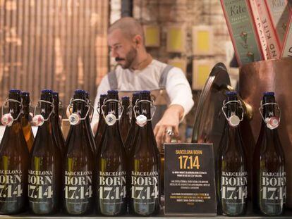 Botellas de la cerveza 17.14 que Moritz comercializa en el Born Centre Cultural