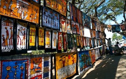 Puesto de artesanía africana en un mercado de Maputo (Mozambique).