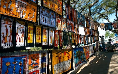 Puesto de artesan&iacute;a africana en un mercado de Maputo (Mozambique). 