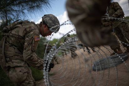 Militares norte-americanos refuerzan la frontera en Hidalgo, Texas.