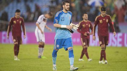 Los jugadores de la selección, comandados por Kiko Casilla, tras la derrota ante Alemania.