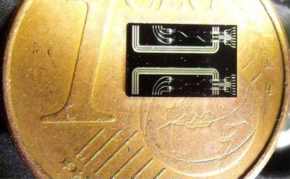 El chip genera números aleatorios y tiene un tamaño de 6x2 milímetros.