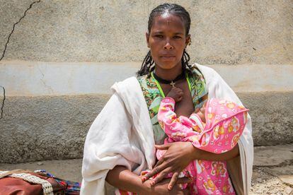 Mihret da el pecho a su hijo de seis meses, Dawit, en el centro de salud de Kihen, en Kilte Awlaelo Woreda (Etiopía), el pasado junio de 2016. La clínica implementa programas de salud, nutrición, higiene y saneamiento con el apoyo de Unicef.