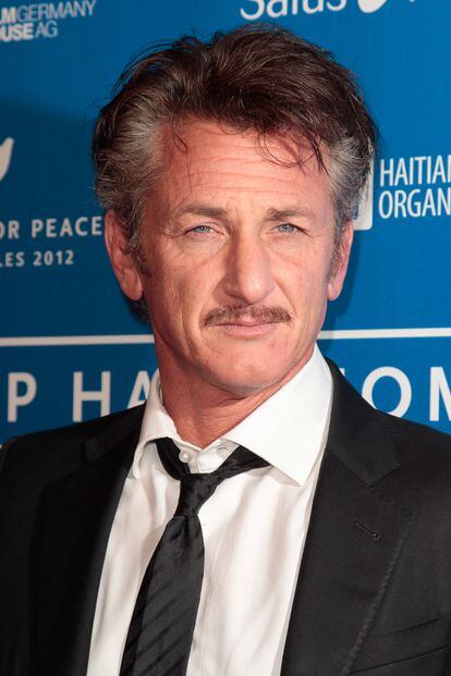 A Sean Penn el bigote le hace parecer más interesante.