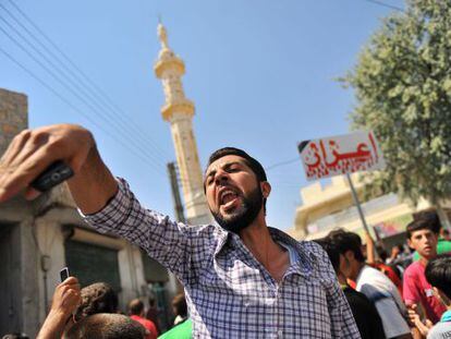 Un hombre grita contra el r&eacute;gimen durante la protesta del rezo del viernes.