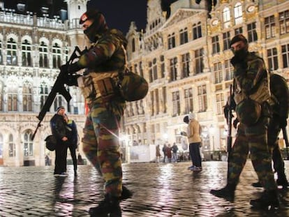Soldados patrullan el centro de Bruselas, Bélgica.