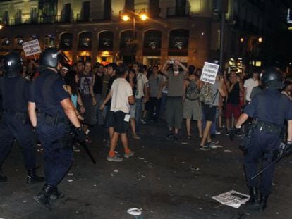 Policías durante una carga el pasado día 17 en la Puerta del Sol, en Madrid.