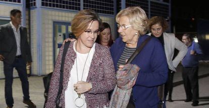 Purificación Causapié (izquierda) y Manuela Carmena conversan a las puertas del CIE de Aluche el pasado mes de octubre.