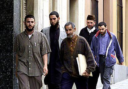 Representantes de la comunidad islámica de Premià se dirigían ayer al Ayuntamiento para negociar.