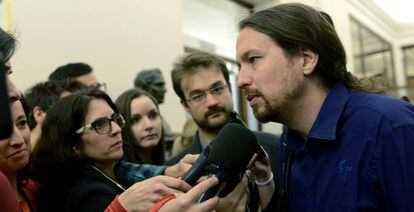 El secretario general de Podemos, Pablo Iglesias, atiende a los medios de comunicaci&oacute;n la semana pasada en el Congreso.