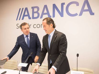 El consejero delegado de Abanca, Francisco Botas, y su presidente, Juan Carlos Escotet, durante la presentación de resultados.