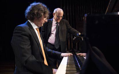 Francesco Libetta al piano con el actor Emilio Gutiérrez Caba ejerciendo como narrador en la primera sesión del ciclo de conciertos dedicados a Proust.