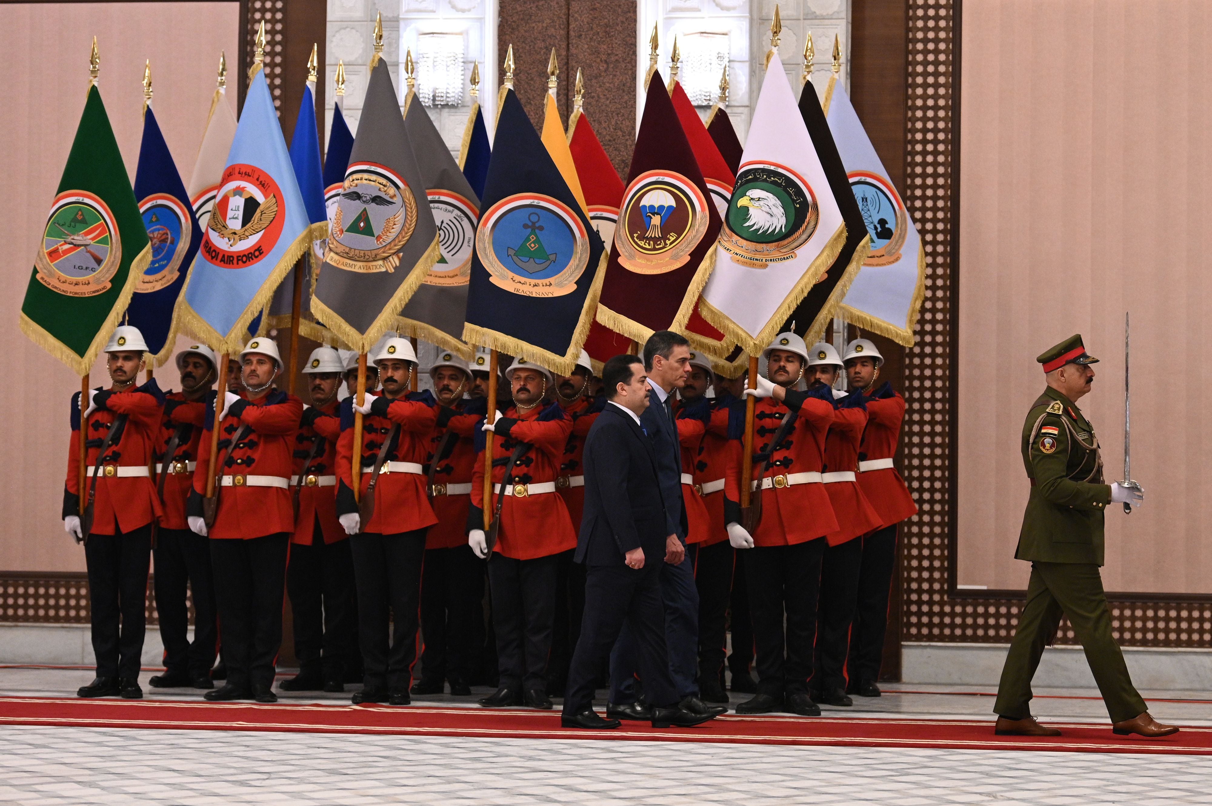 El primer ministro de Irak, Mohammed Shia al Sudani, recibía con honores militares a Pedro Sánchez, en el palacio de Gobierno, este jueves en Bagdad. 