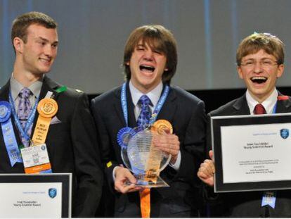 Los tres premiados en el concurso científico más importante del mundo a nivel de institutos, la Feria Internacional de Ciencia e Ingeniería. Jack Andraka, en el centro, fue el ganador absoluto.