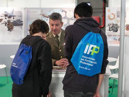 Unos estudiantes visitan el stand del Ej&eacute;rcito en el Sal&oacute;n de la Ense&ntilde;anza