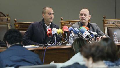 Los abogados de presos de ETA Aiert Larrarte y Alfonso Zenón, durante la rueda de prensa que han ofrecido en San Sebastián.