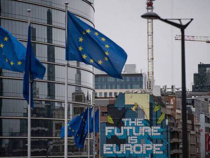 Sede de la Comisión Europea y a su lado, una obra del atista belga NovaDead con un mensaje europeísta para el futuro. 