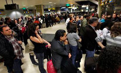 Cola de pasajeros ante el mostrador de una compañía en el aeropuerto de Manises (Valencia) tras el cierre el espacio aéreo español por la baja masiva de controladores.