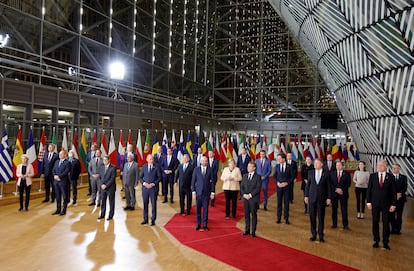 La canciller alemana Angela Merkel, en segunda fila, en el centro, posa junto con otros líderes de la UE en una foto de grupo tomada el jueves en Bruselas.
