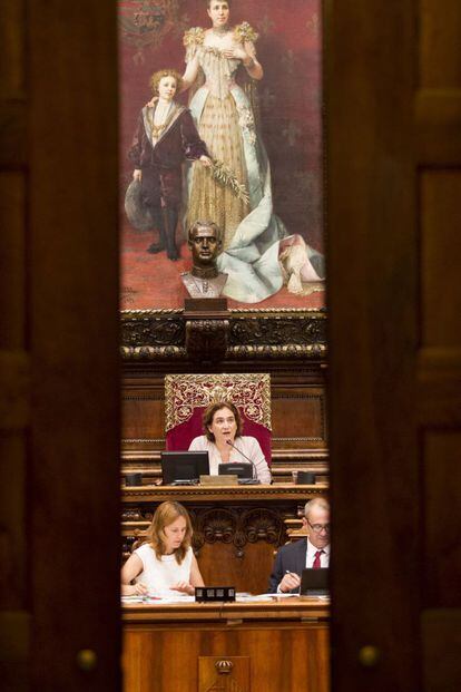 Ple d'aprovació del cartipàs municipal a l'Ajuntament de Barcelona el 14 de juliol passat. L'acte va ser dirigit per l'alcaldessa Ada Colau i, simbòlicament, pel bust de Joan Carles I que ara ha estat retirat.