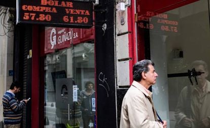 La pizarra de una casa de cambio muestra la cotización del dólar en el centro de Buenos Aires.