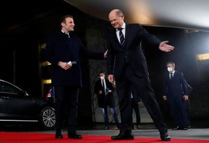 El canciller alemán, Olaf Scholz (derecha), saluda al presidente francés, Emmanuel Macron, este martes al inicio de su reunión en Berlín.
