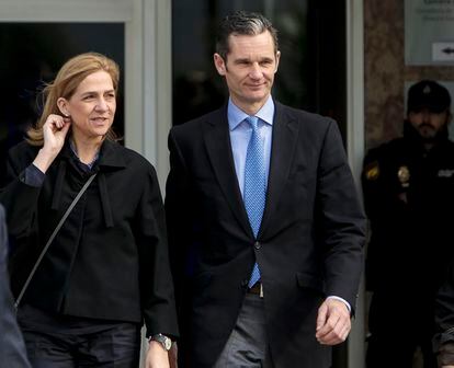 La infanta Cristina de Borbón y su marido, Iñaki Urdangarin, acusados en el caso Nóos, a su salida de la Escuela Balear de la Administración Pública.