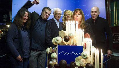 Un pastel gigante para celebrar los 50 a&ntilde;os de escenarios de Maria del Mar Bonet.