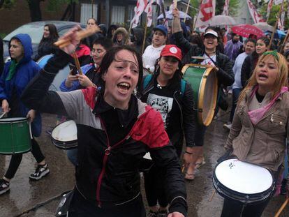 Macha feminista en la ciudad argentina de La Plata, donde el mal tiempo obligó a suspender el acto de apertura del 34 Encuentro Nacional de Mujeres