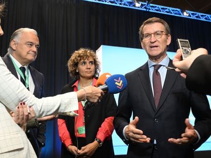 El presidente del PP, Alberto Núñez Feijóo (a la derecha), comparece ante la prensa durante el congreso del PP Europeo en Róterdam (Países Bajos), este martes.