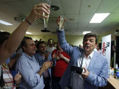 Carlos Andradas, nuevo Rector de la UCM, celebrando el triunfo.