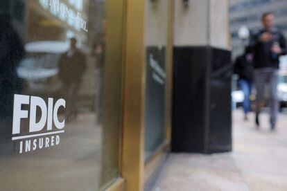 Cartel que dice 'Asegurado por la FDIC', en la puerta de una sucursal de First Republic Bank en Boston (EE UU).