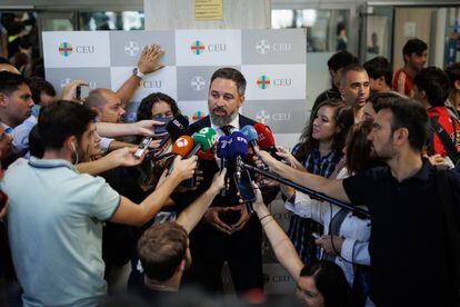 Santiago Abascal ofrece declaraciones a los medios de comunicación, este martes. 