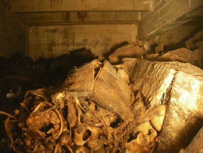 Interior de uno de los columbarios de las criptas del Valle de los Caídos.