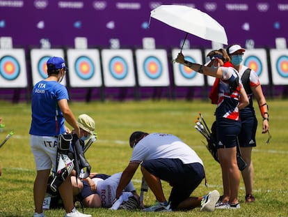 Svetlana Gomboeva es atendida durante la prueba de tiro tras sufrir un desmayo por un golpe de calor.