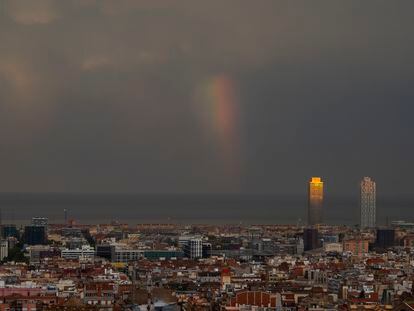 Un arcoíris aparece sobre la ciudad de Barcelona tras una fuerte tormenta, el pasado 31 de agosto.