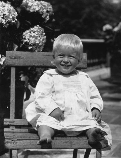 Felipe de Edimburgo, en julio de 1922. El que se convertiría en marido de la reina Isabel II de Inglaterra viene al mundo en la residencia real de Mon Repos, en Corfú (Grecia) el 10 de junio de 1921. Philipos pertenece a la casa real de Schleswig-Holstein-Sonderburg-Glücksburg por parte de padre, y a la Battenberg (una rama de la de Hesse-Darmstadt) por parte de madre. A pesar de estar emparentado con buena parte de realeza europea (es descendiente de la reina Victoria, así como del rey Cristian de Dinamarca, apodados como la abuela y el suegro de Europa) nace pobre y en una familia sin suerte. Su abuelo paterno, el rey Jorge I de Grecia, había sido asesinado en 1913; su tío Constantino, derrocado, y su sucesor, Alejandro I, muerto por la mordedura de un mono rabioso. Tras la revolución de septiembre de 1922, el padre de Felipe fue juzgado en un consejo de guerra y desterrado. Despojada de la nacionalidad griega, la familia se dispersó en el exilio.