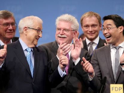 El cabeza de lista del Partido Liberal alem&aacute;n (FDP), Rainer Br&uuml;derle (izquierda), junto al jefe de partido, Philipp Roesler (decha), durante el congreso en N&uacute;remberg.