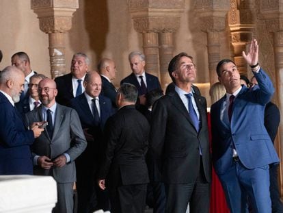 El presidente del Gobierno en funciones, Pedro Sánchez (d), conversa con el primer ministro holandés, Mark Rutte (c), durante la III Cumbre de la Comunidad Política Europea (CPE), este jueves en el Patio de los Leones de la Alhambra, en Granada.